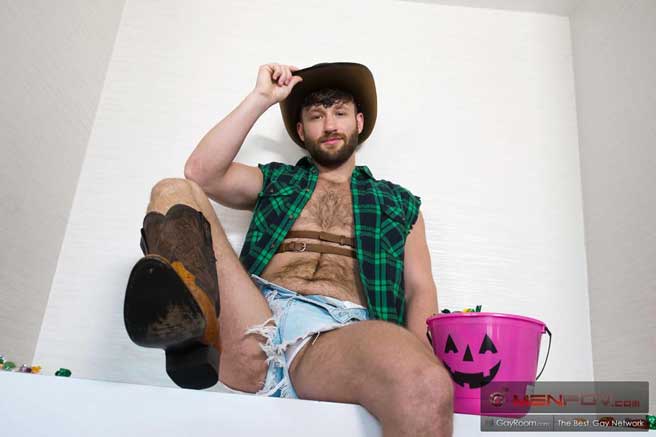 Miles Fallon with another muscle stud, but ends up being the bottom bitch! I like to go somewhere warm when winter arrives. I hate cold weather.